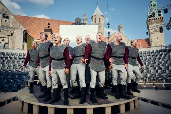 Burgplatz Open Air 2024: Il Trovatore

Dramma lirico von Giuseppe Verdi
Libretto von Salavadore Cammarano, vollendet von Leone Emanuele Bardare

nach dem Drama »El trovador« von Antonio García Gutiérrez / in italienischer Sprache mit deutschen Übertiteln

Musikalische Leitung: Srba Dinić
Regie: Jan Eßinger
Bühne: Marc Weeger
Kostüme: Natascha Maraval
Chor: Johanna Motter, Georg Menskes
Dramaturgie: Björn Seela
Orchester: Staatsorchester Braunschweig
Chor: Chor des Staatstheaters Braunschweig
Graf Luna: Matija Meic
Leonora: Cristiana Oliveira
Azucena: Nora Sourouzian
Manrico: Kwonsoo Jeon
Ferrando: Rainer Mesecke
Ines: Isabel Stüber Malagamba
Ruiz: Sunguk Choi
ein alter Mann: Vladimir Miakotine
ein Bote: Andreas Sebastian Mulik