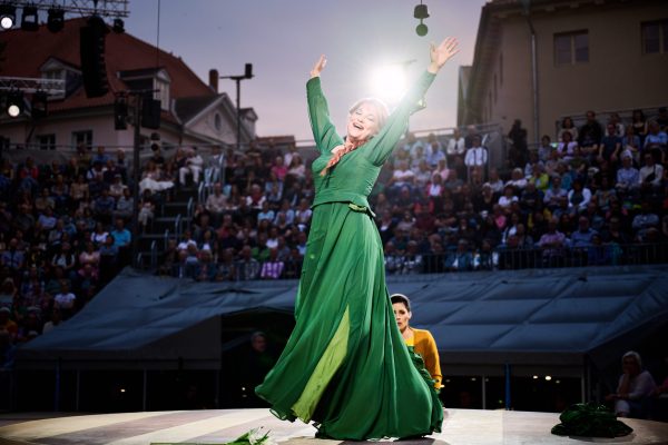 Burgplatz Open Air 2024: Il Trovatore

Dramma lirico von Giuseppe Verdi
Libretto von Salavadore Cammarano, vollendet von Leone Emanuele Bardare

nach dem Drama »El trovador« von Antonio García Gutiérrez / in italienischer Sprache mit deutschen Übertiteln

Musikalische Leitung: Srba Dinić
Regie: Jan Eßinger
Bühne: Marc Weeger
Kostüme: Natascha Maraval
Chor: Johanna Motter, Georg Menskes
Dramaturgie: Björn Seela
Orchester: Staatsorchester Braunschweig
Chor: Chor des Staatstheaters Braunschweig
Graf Luna: Matija Meic
Leonora: Cristiana Oliveira
Azucena: Nora Sourouzian
Manrico: Kwonsoo Jeon
Ferrando: Rainer Mesecke
Ines: Isabel Stüber Malagamba
Ruiz: Sunguk Choi
ein alter Mann: Vladimir Miakotine
ein Bote: Andreas Sebastian Mulik